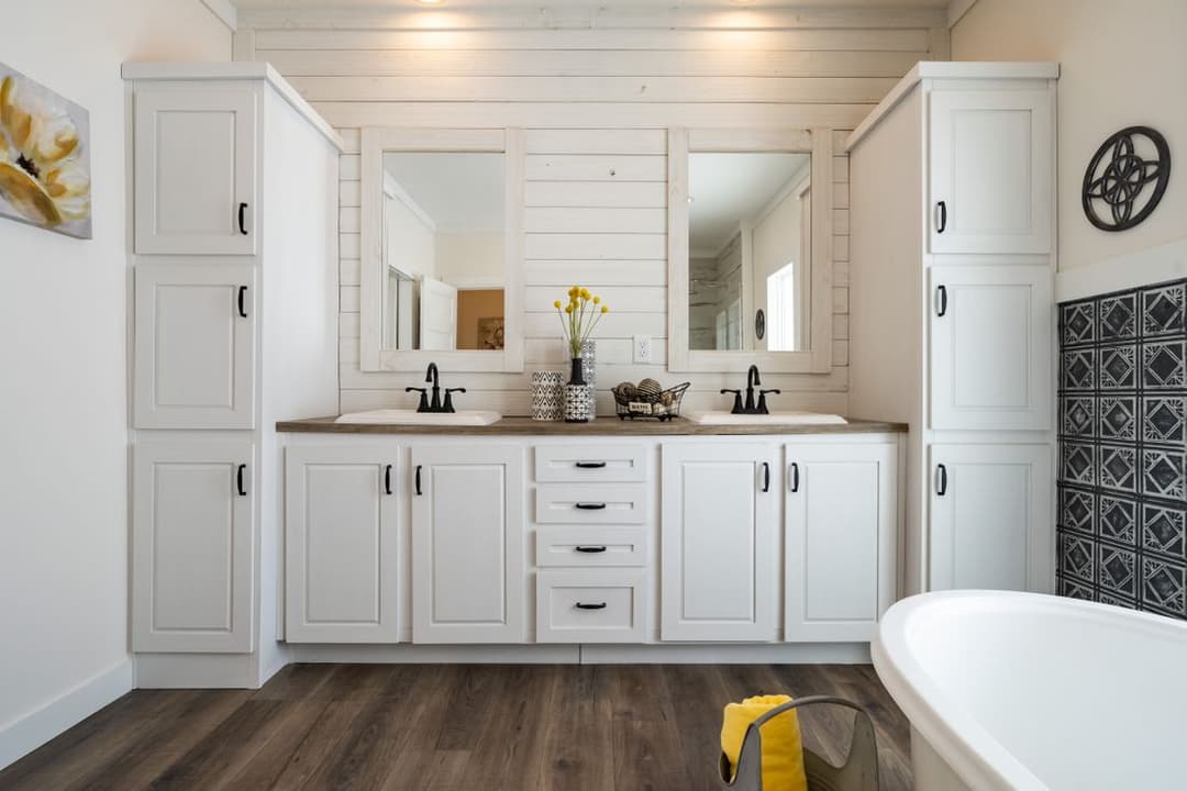 1434 carolina "southern belle" bathroom home features