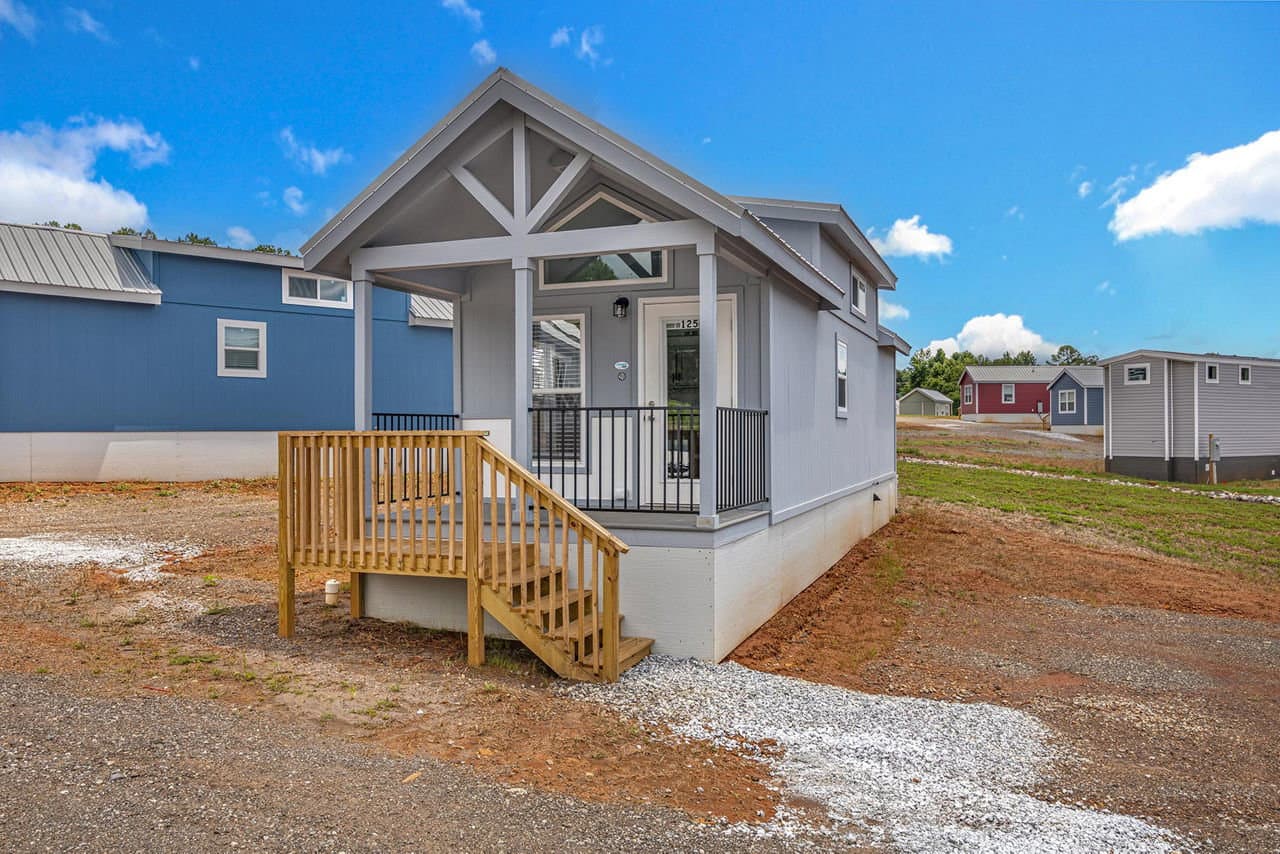 Park model 528l hero, elevation, and exterior home features