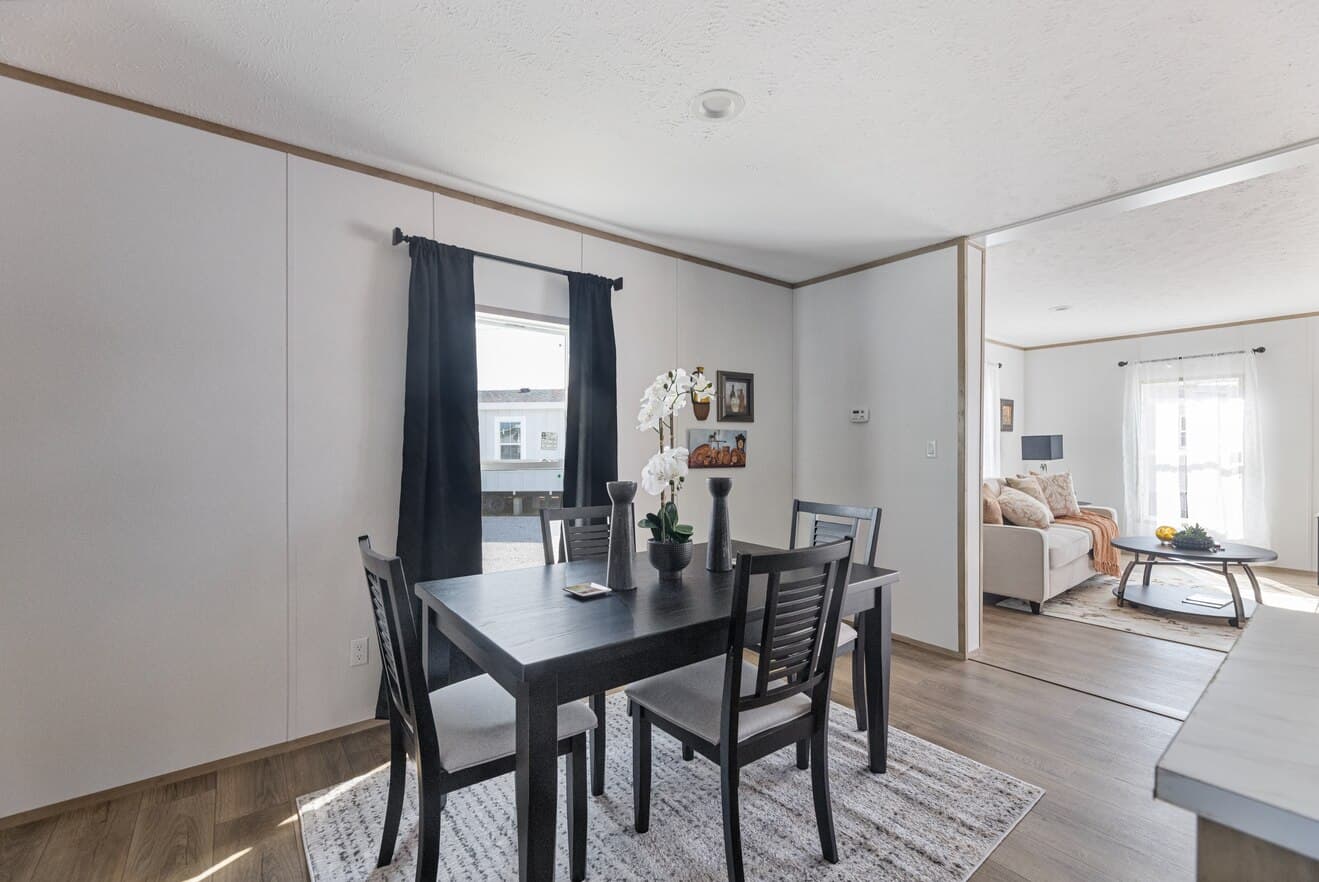 Phoenix 32483a interior home features