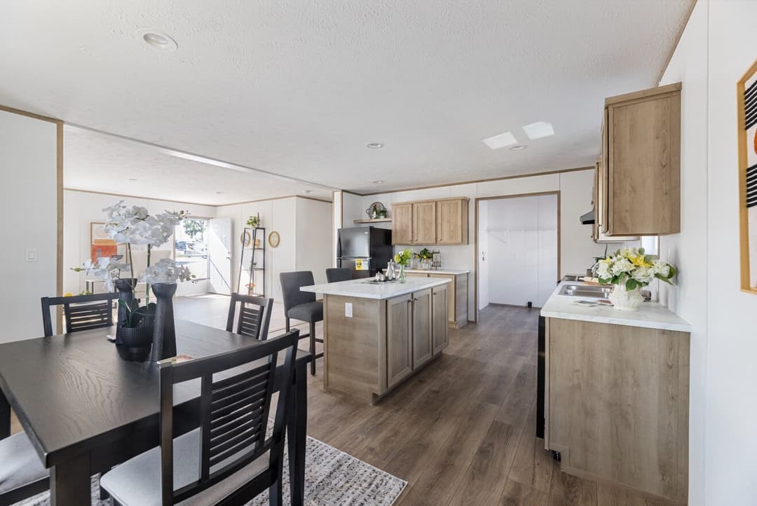 Phoenix 32483a interior home features