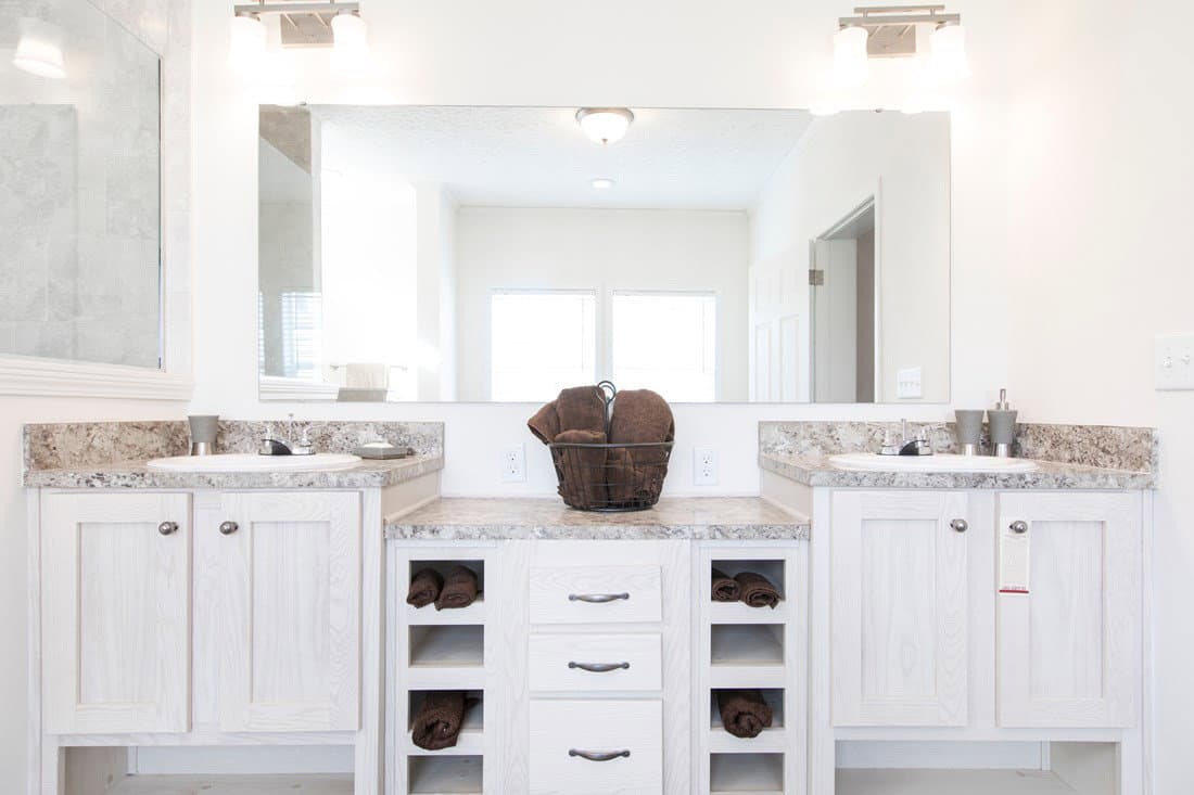 3558 jamestown bathroom home features