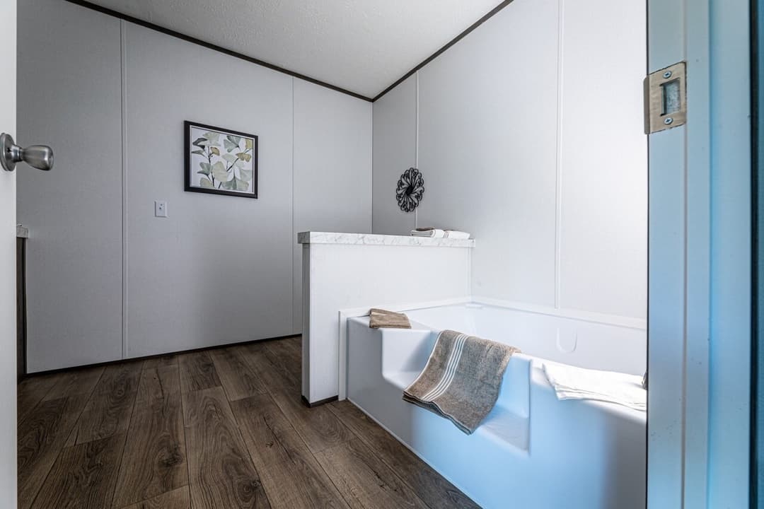 Phoenix 16763a bathroom home features