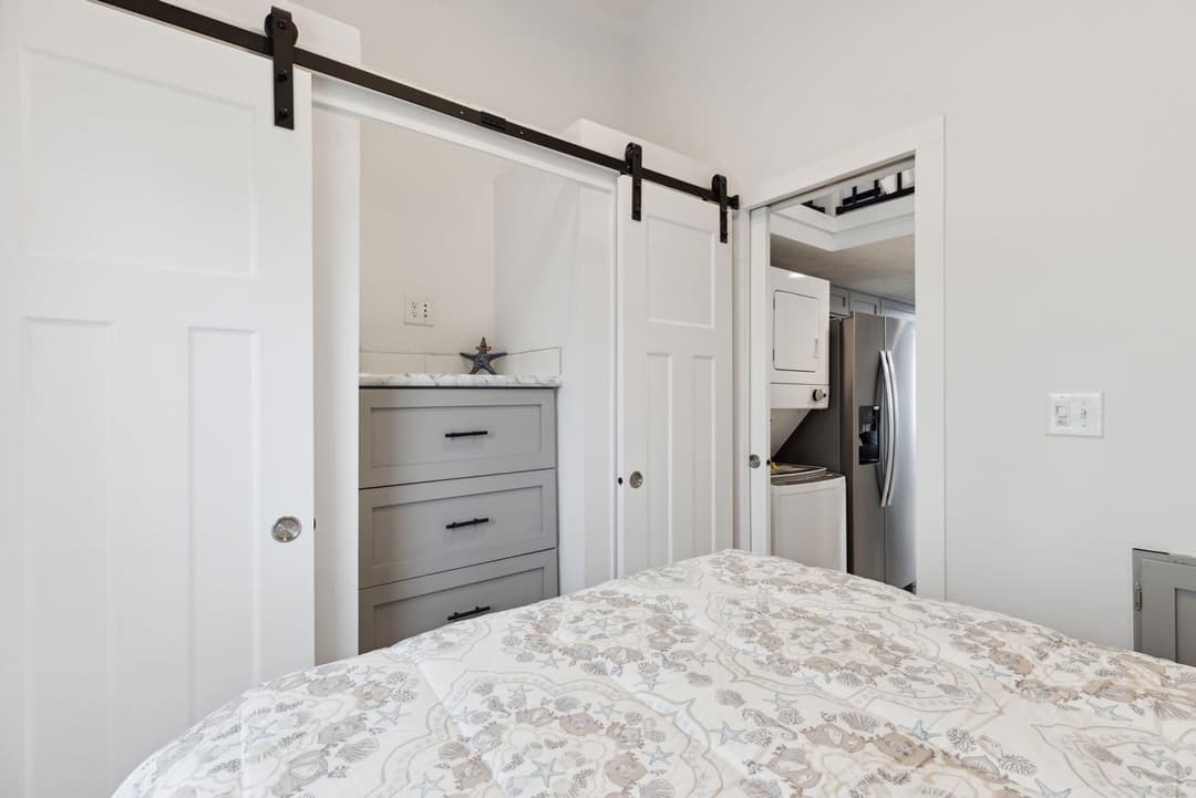 Aps 528-sl 070 bedroom home features