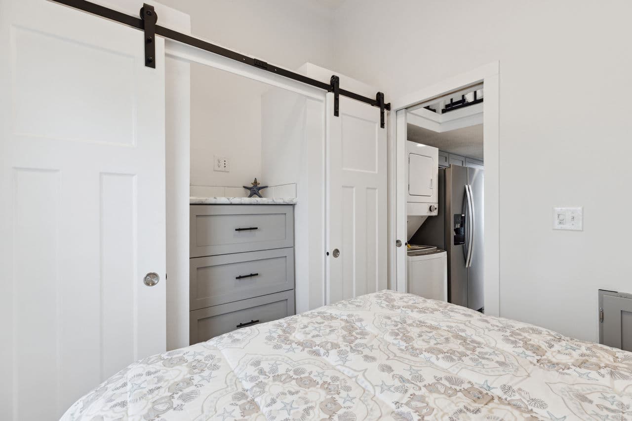 Aps 528-sl 070 bedroom home features