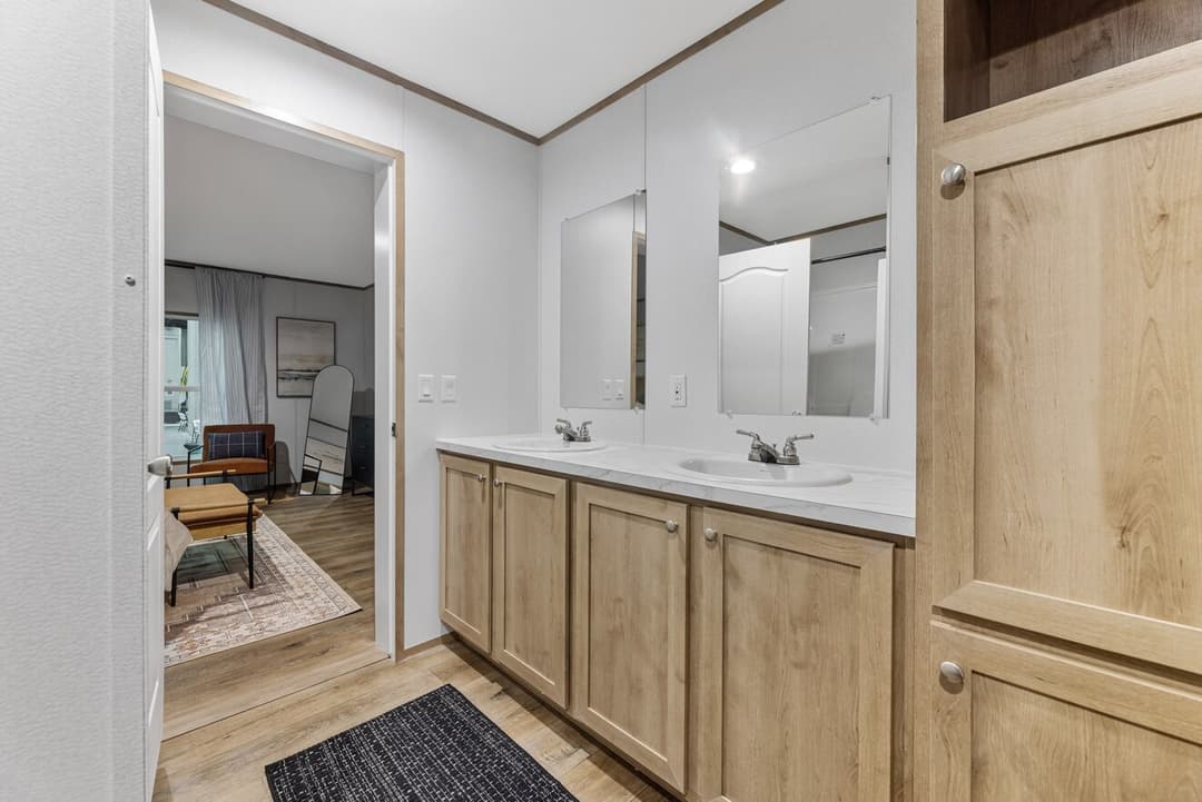 Phoenix 32563a bathroom home features