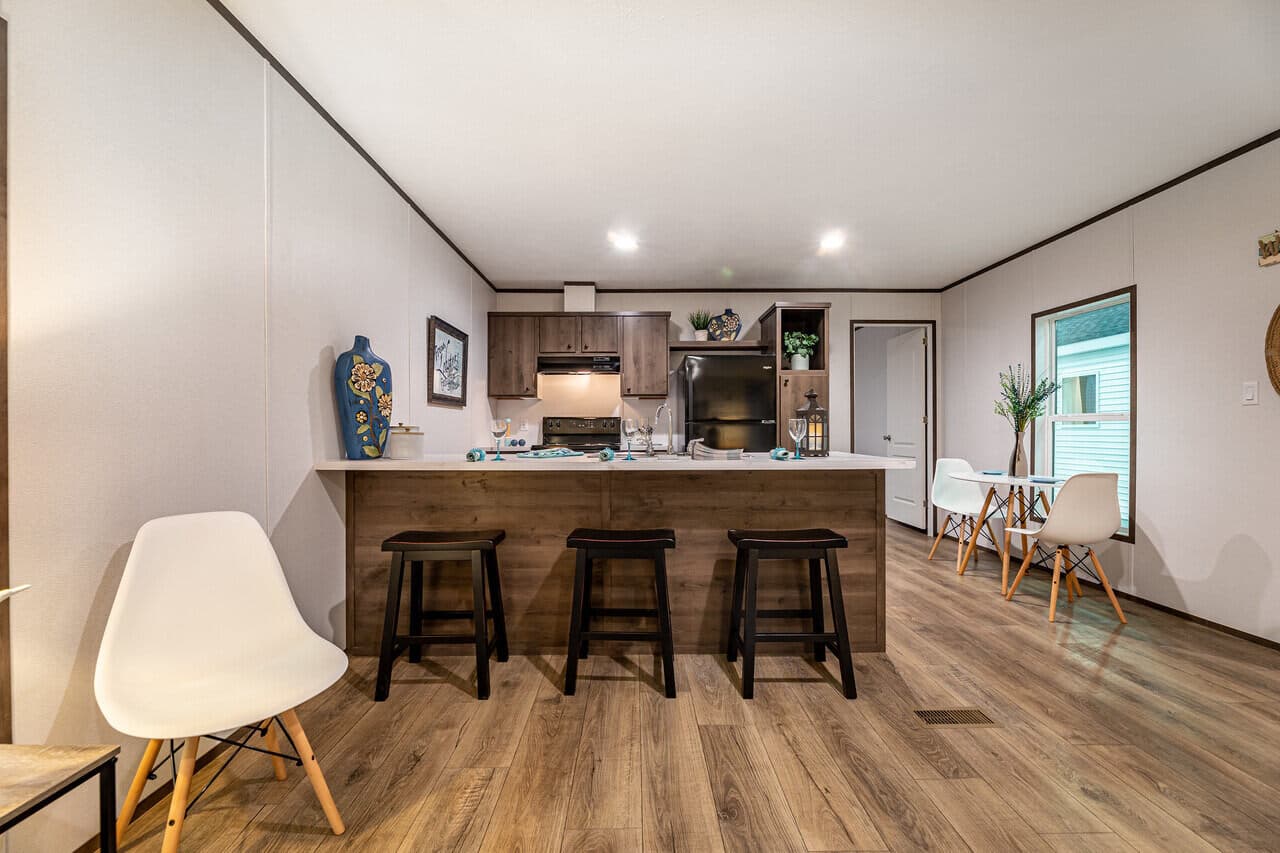 Phoenix 16663a interior home features