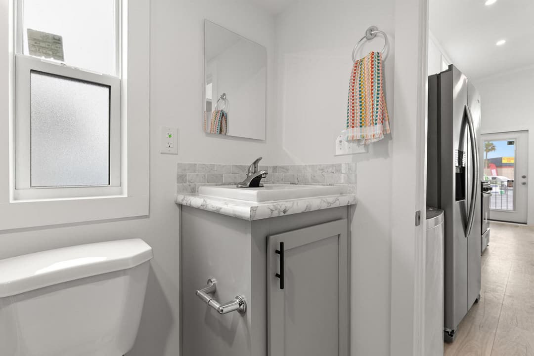 Park model 4110 bathroom home features