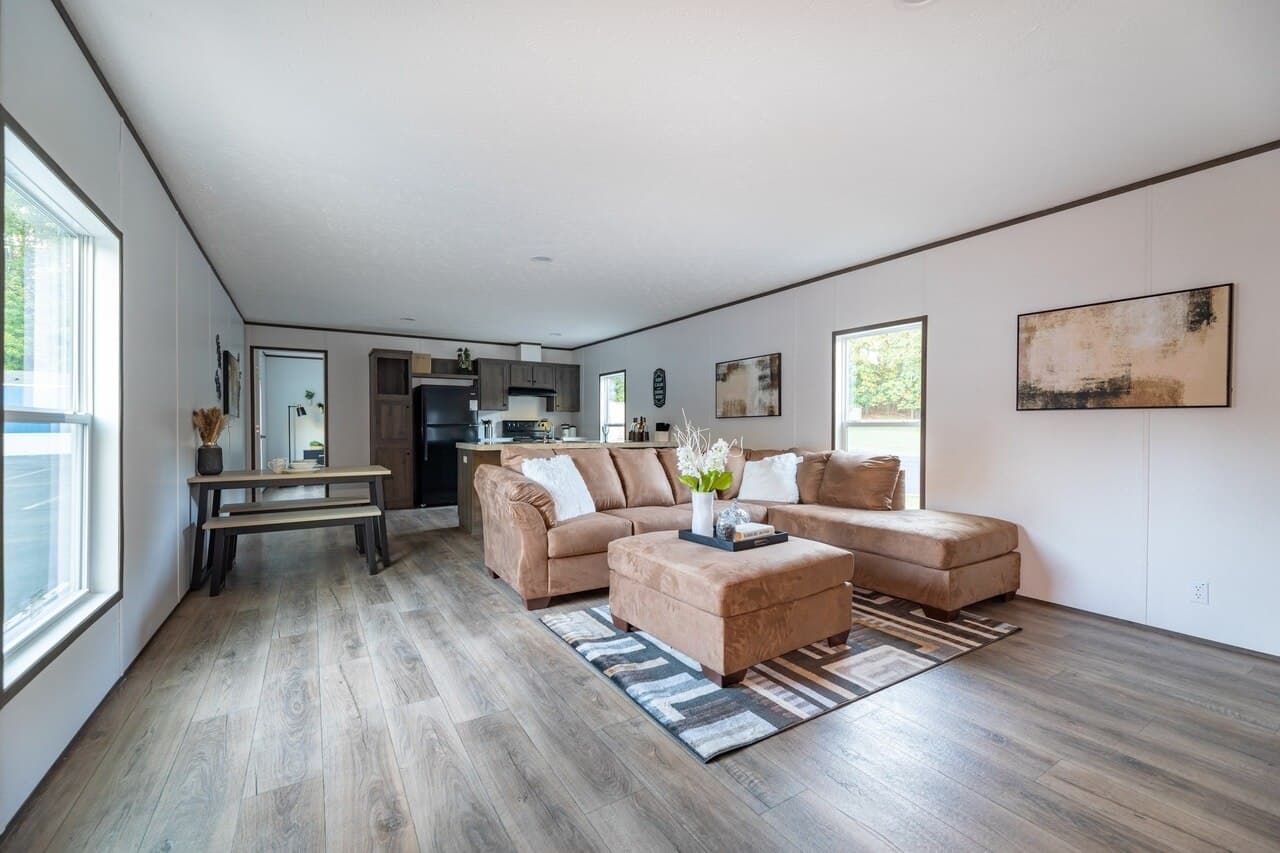 Phoenix 16763a interior home features