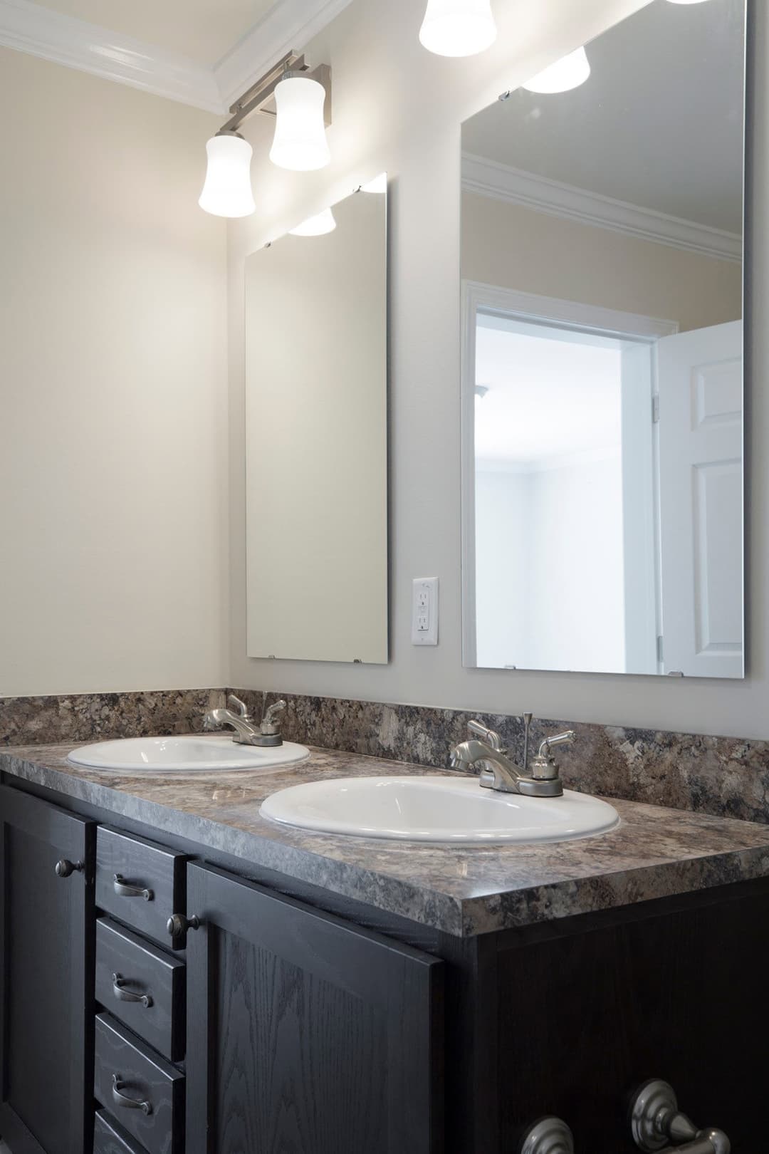 2089 52x28 3+2 heritage bathroom home features