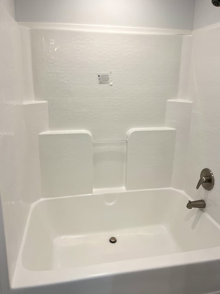 Lavonia bathroom home features