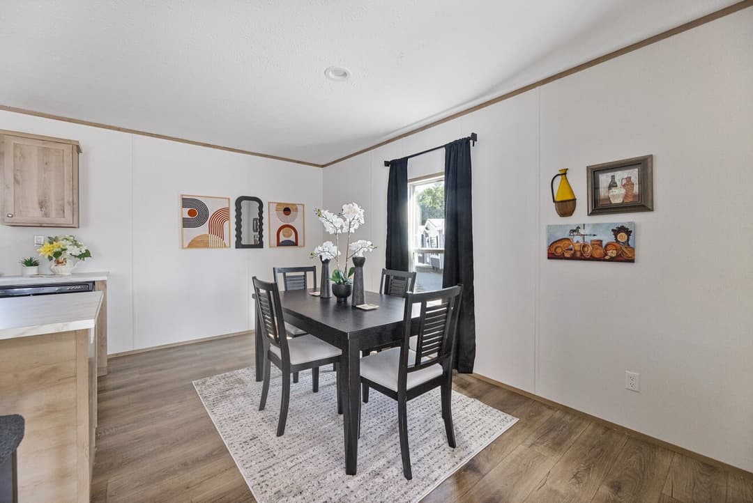 Phoenix 32483a interior home features