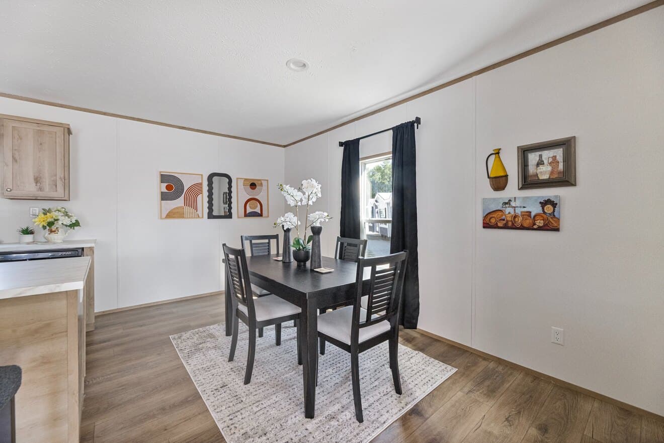 Phoenix 32483a interior home features