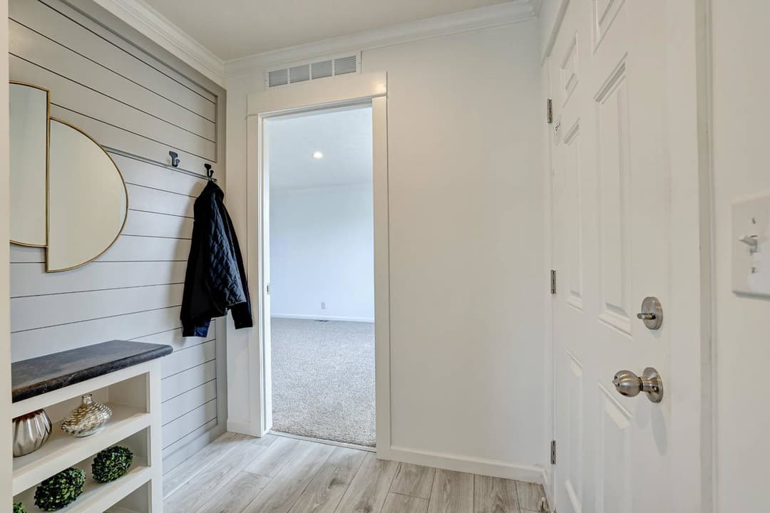 Ironclad 1676-15 interior home features