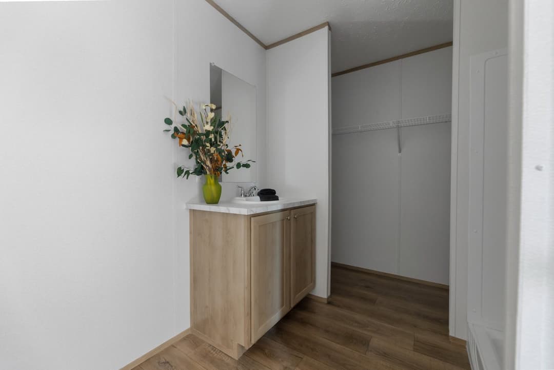 Phoenix 16663a interior home features