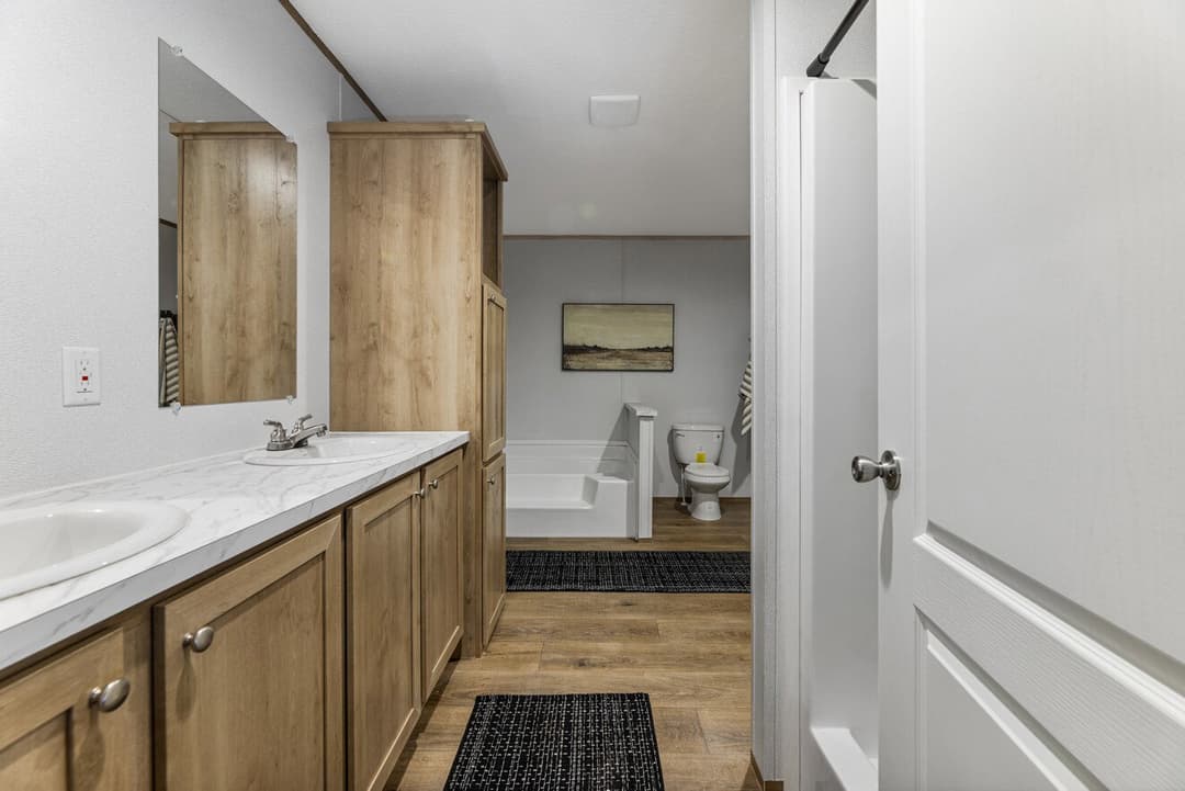 Phoenix 32563a bathroom home features