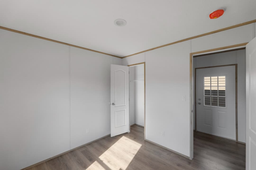 Phoenix 16663a interior home features