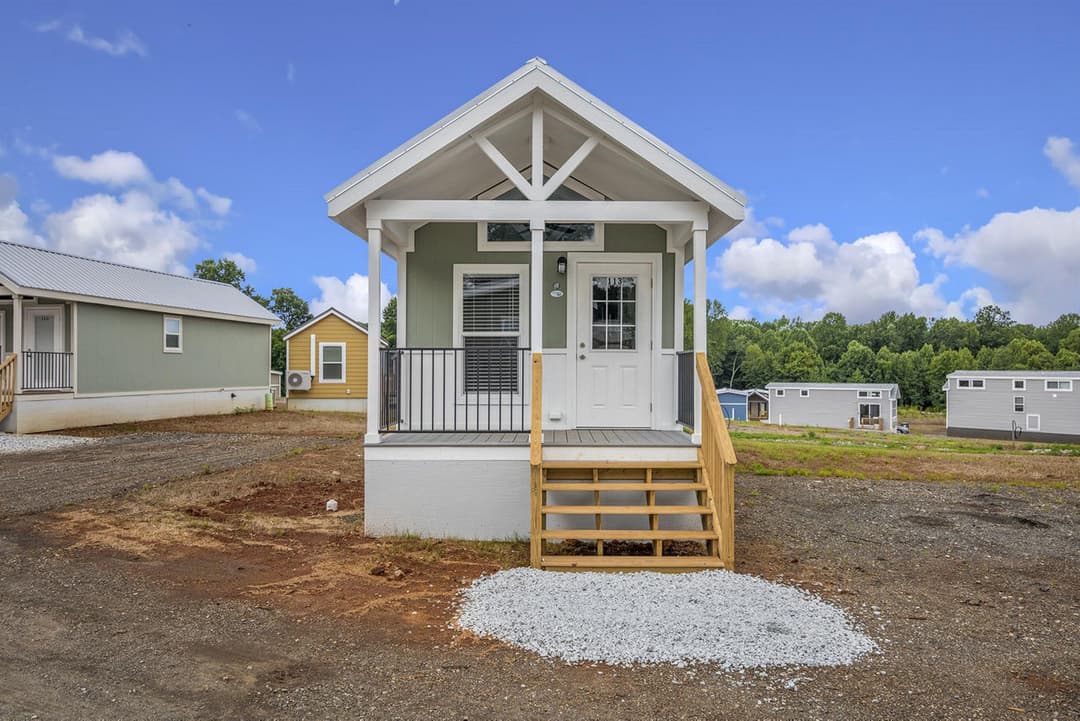 Park model 528 070 elevation and exterior home features