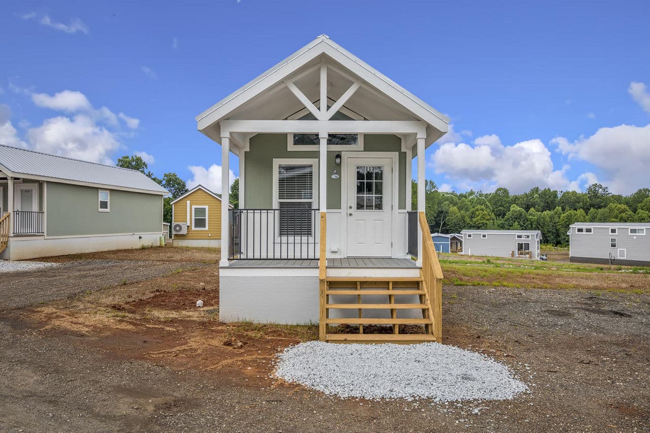 Park model 528 070 elevation and exterior home features