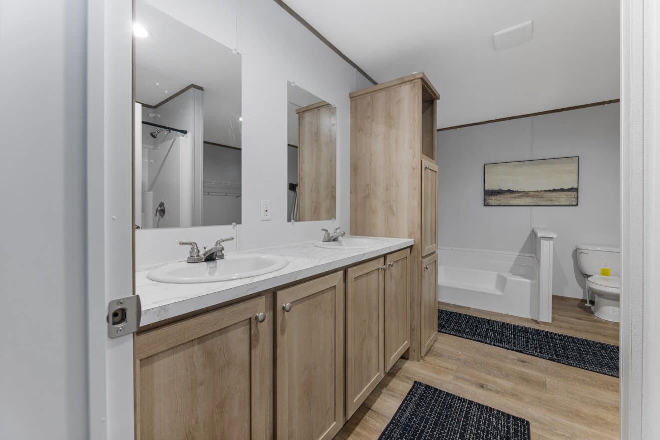 Phoenix 32563a bathroom home features