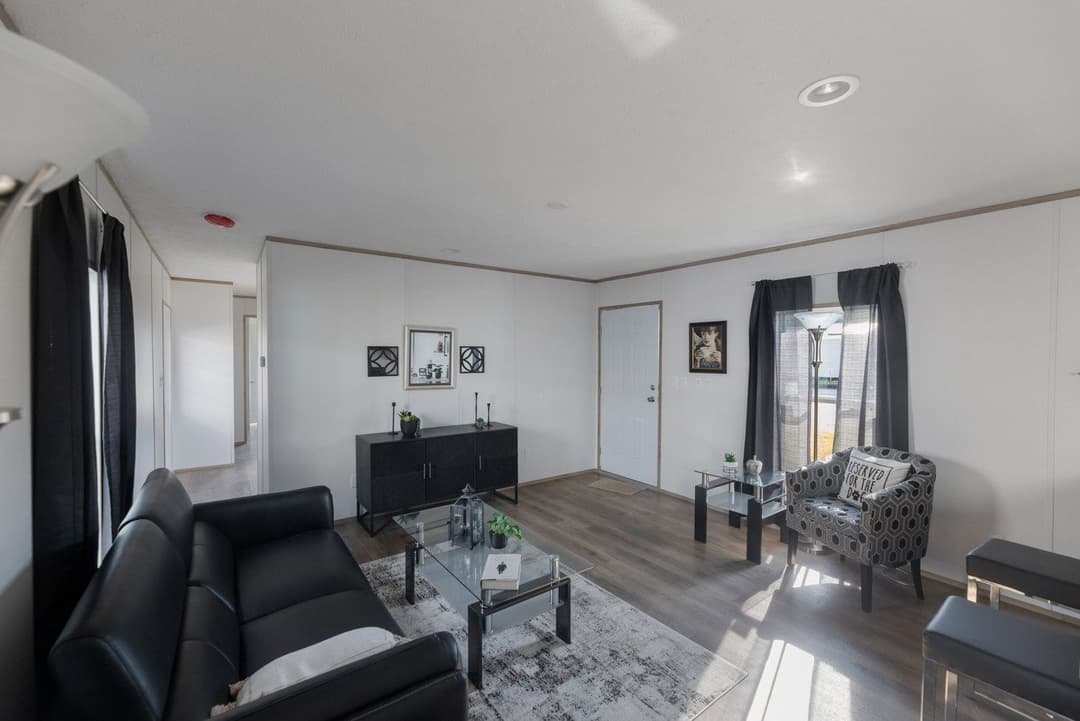 Phoenix 16663a interior home features