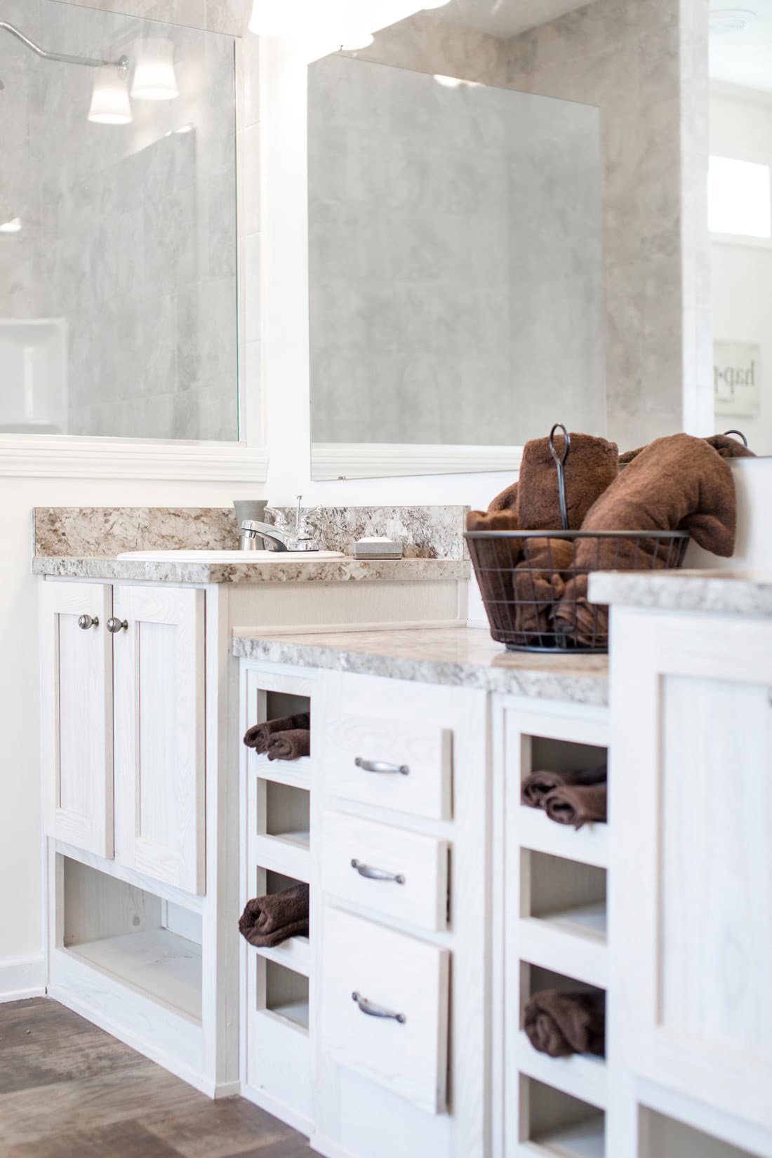 3558 jamestown bathroom home features