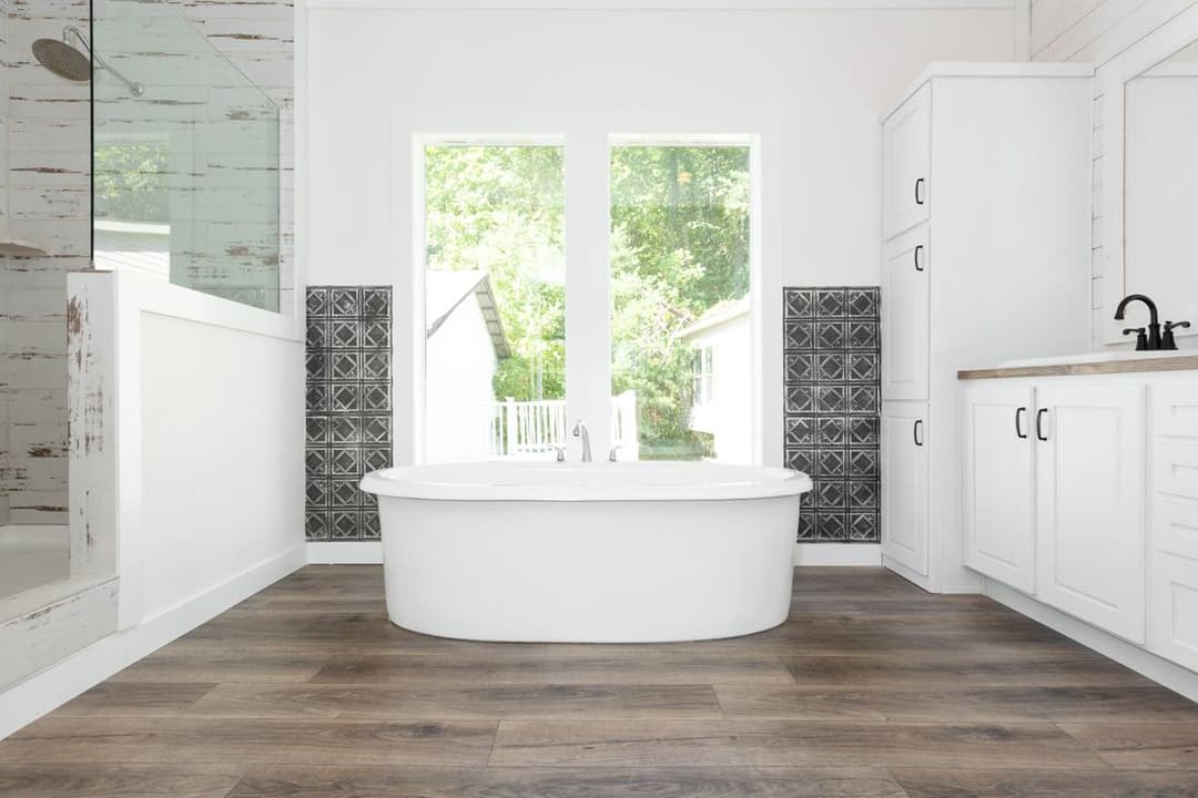 1434 carolina "southern belle" bathroom home features