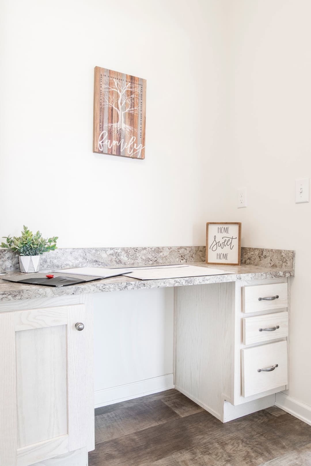 3558 jamestown interior home features