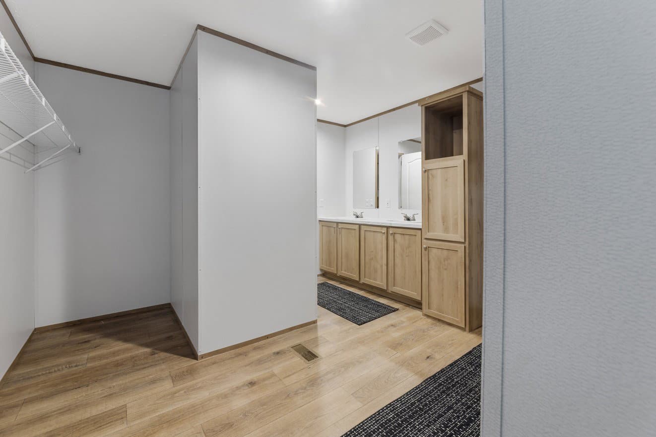 Phoenix 32563a bathroom home features