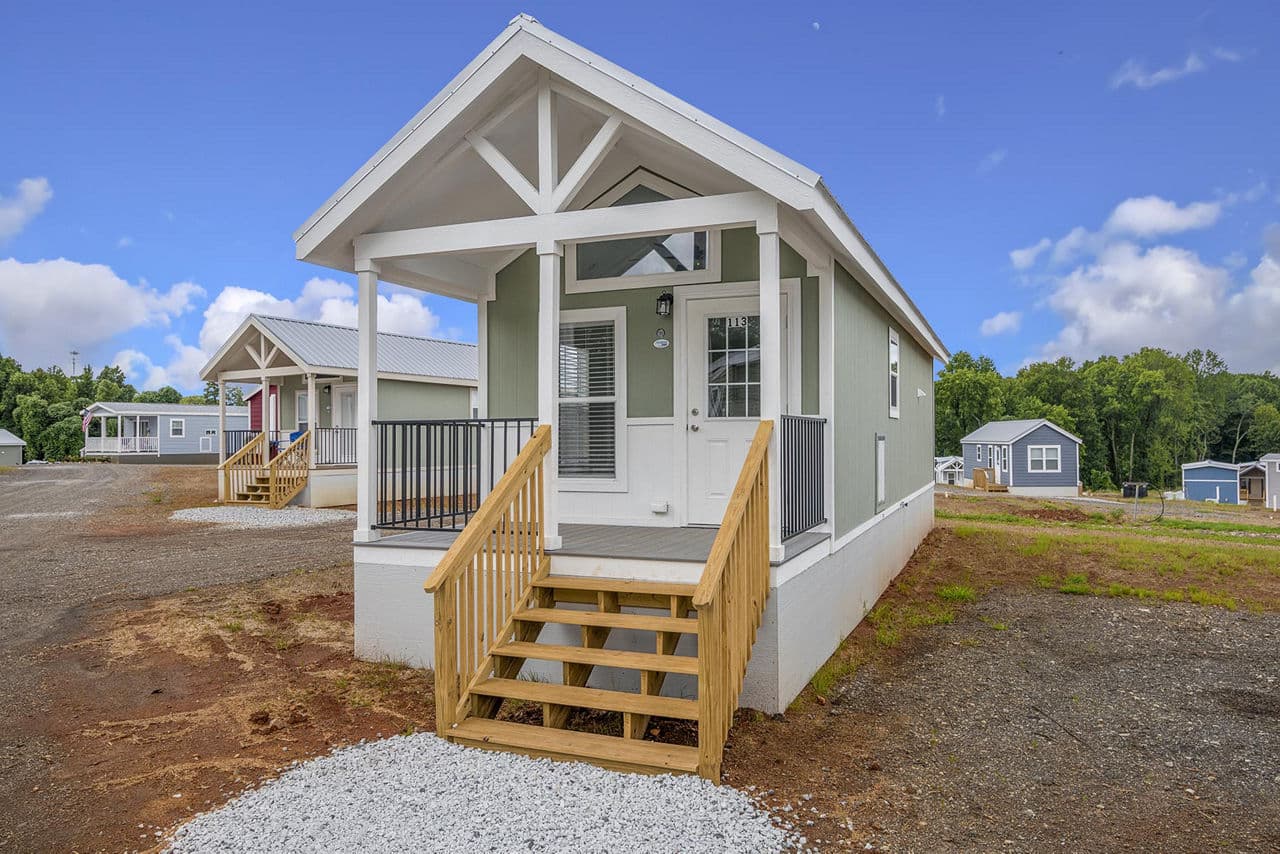 Park model 528 070 elevation and exterior home features